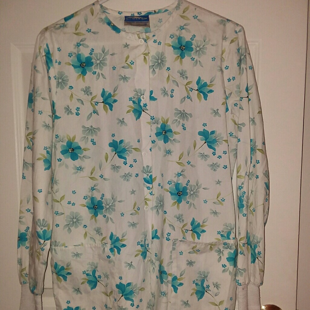 Long sleeve scrub top