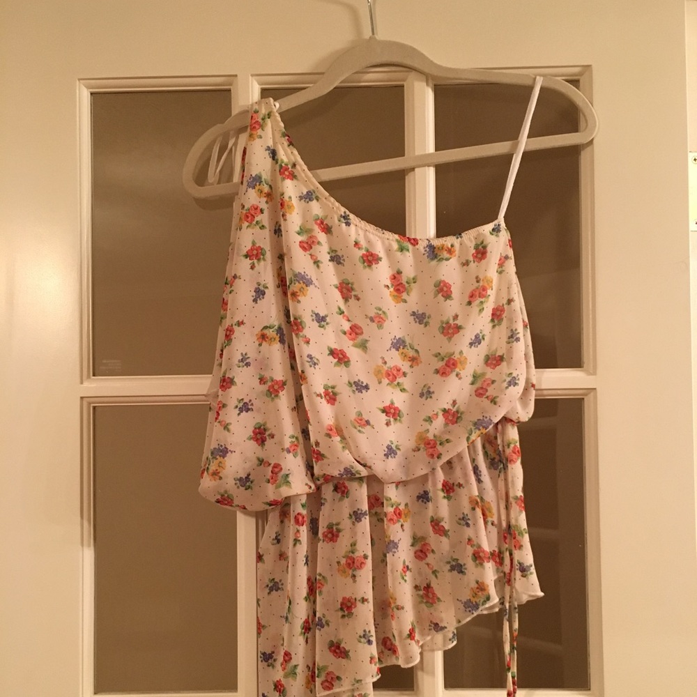 Adorable vintage-style one shoulder top