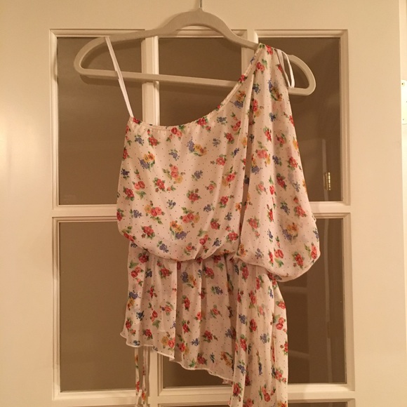 Adorable vintage-style one shoulder top - Picture 2 of 3