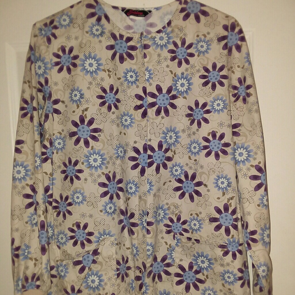 Long sleeve scrub top