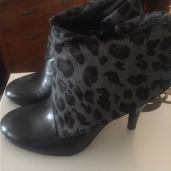 Black calf skin leather shoe booties  w/ heel new in box - Picture 2 of 7