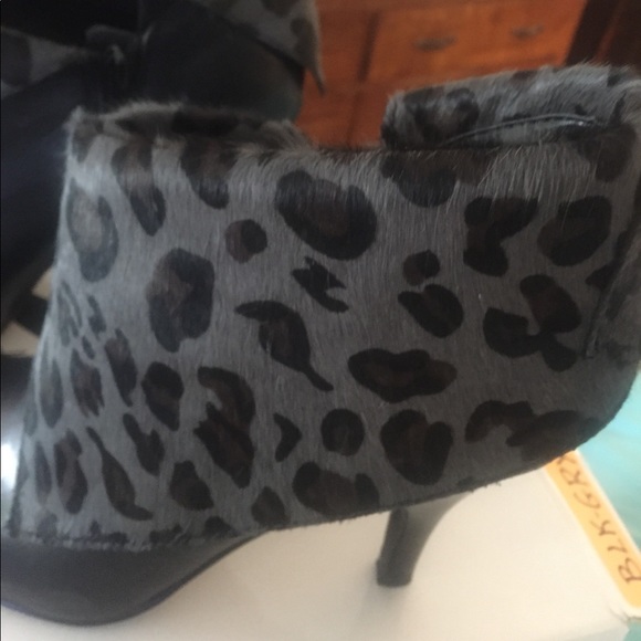 Black calf skin leather shoe booties  w/ heel new in box - Picture 5 of 7