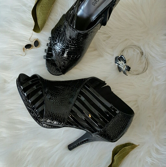 **NEW** "Edgy" Black Pumps!! - Picture 1 of 6