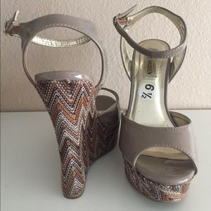Steve Madden Tan Wedges