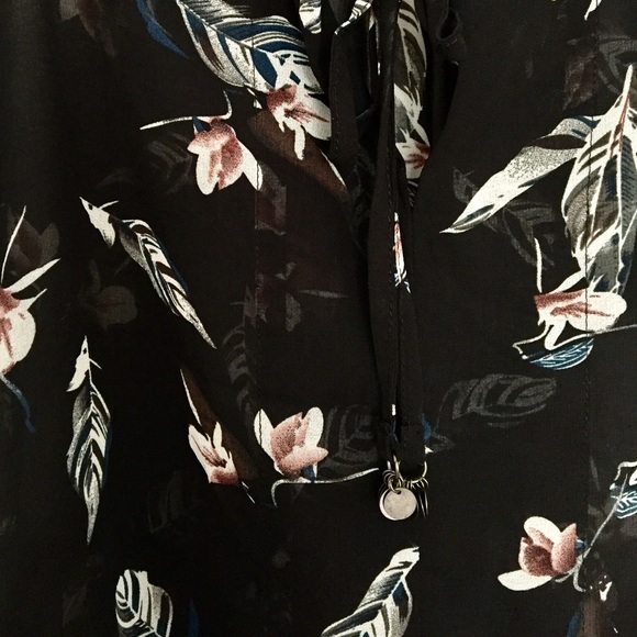 Devoted Floral Print Sleeveless Blouse - Picture 3 of 4