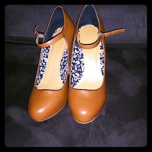 Crown Vintage platform heels 10W