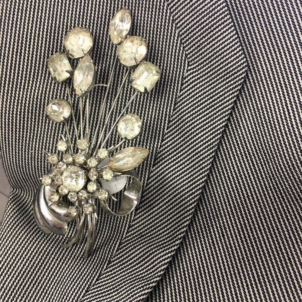 Spring into action! A beautiful vintage brooch 🌹