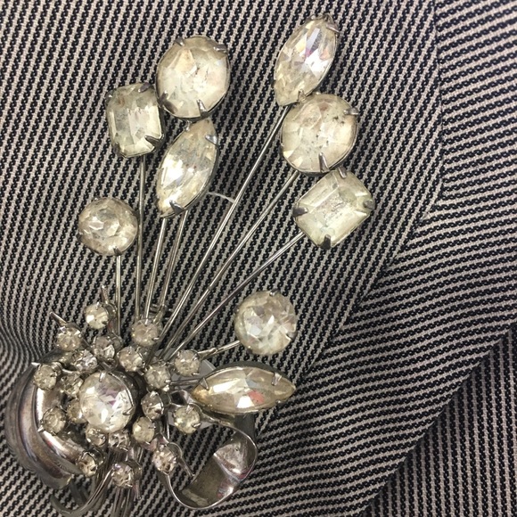 Spring into action! A beautiful vintage brooch 🌹 - Picture 2 of 3