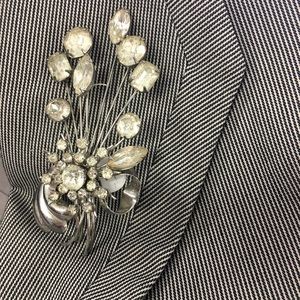 Spring into action! A beautiful vintage brooch 🌹