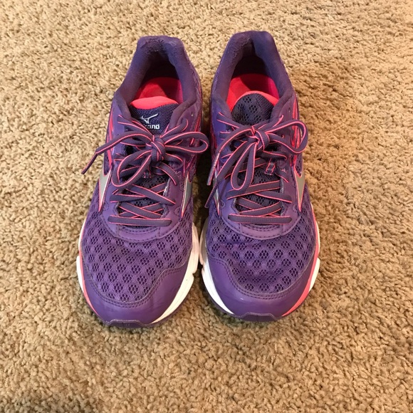 Mizuno Tennis Shoes - Picture 2 of 5