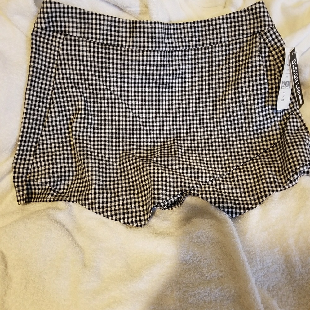 Short skirt. LARGE. Fits like medium