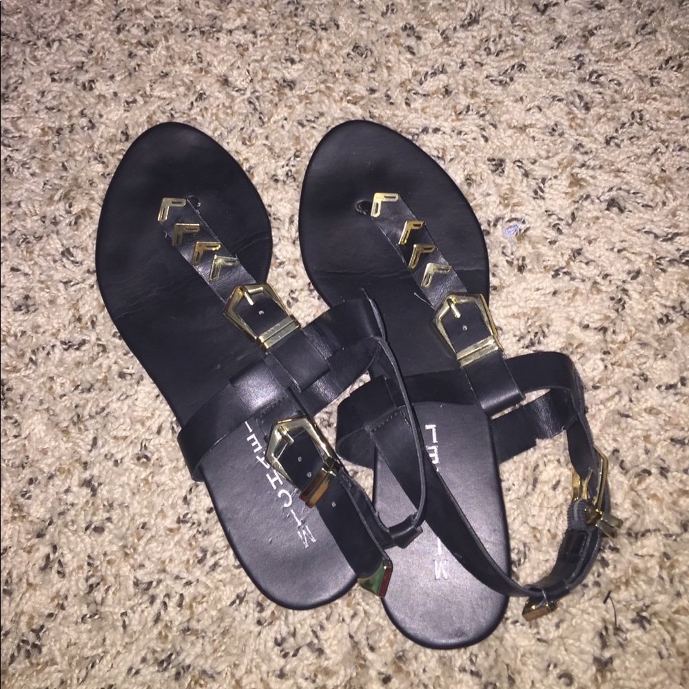 super cute black sandals!