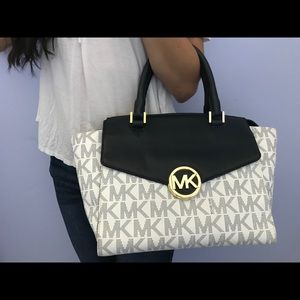 Navy & White Monogram Lg Michael Kors Hudson NWT