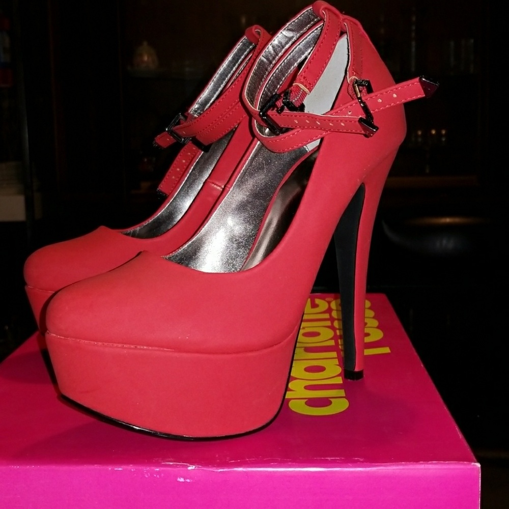 Red platform pumps
