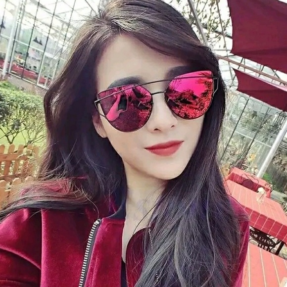 Red oversized mirrored Cat Eye Sunglasses - Picture 3 of 5