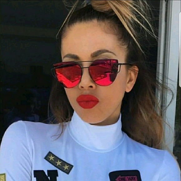 Red oversized mirrored Cat Eye Sunglasses - Picture 2 of 5