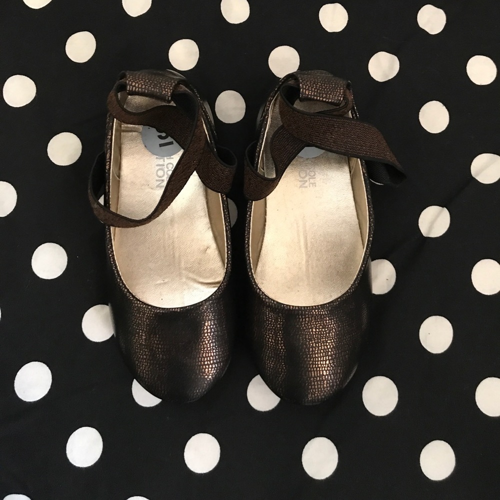 Toddler flats with elastic strap.
