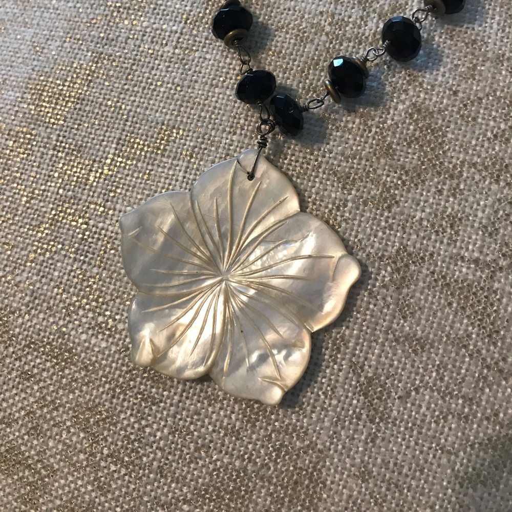 Shell Flower Necklace - Picture 2 of 4