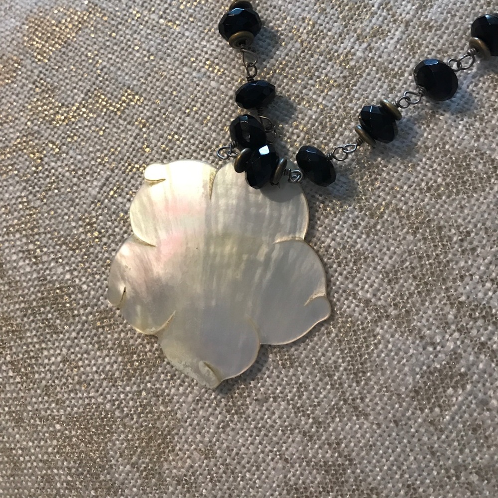 Shell Flower Necklace - Picture 4 of 4