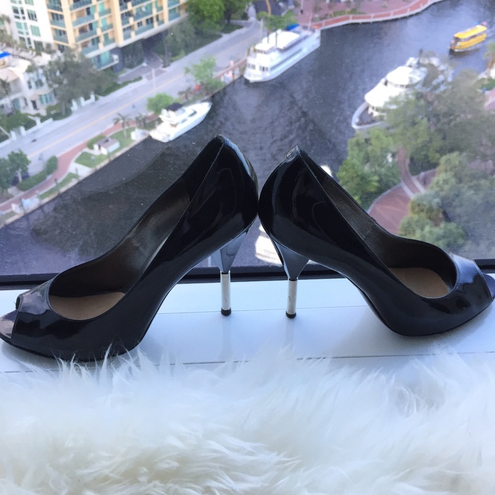 MARC JACOBS black patent peep toe pumps
