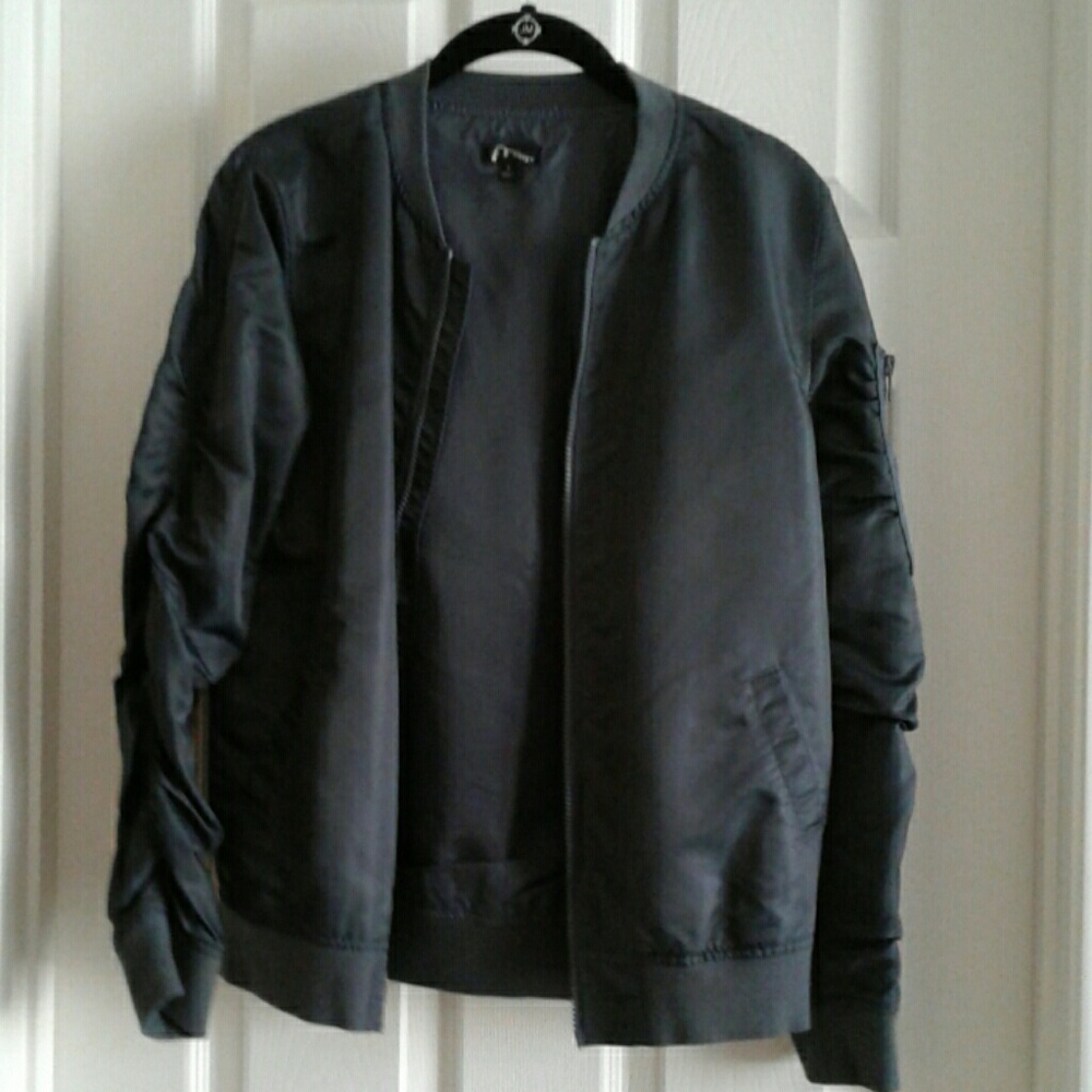 Boy teen jacket. It has zipper on the sleeves.