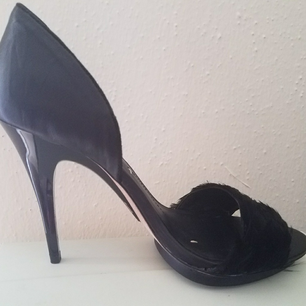 Sz 7 BCBGMaxAzria Feathered Black Heels