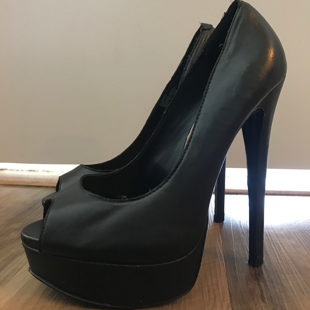 Black STEVE MADDEN leather peep toe pumps