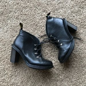 Dr Martens lace up bootie: like new!