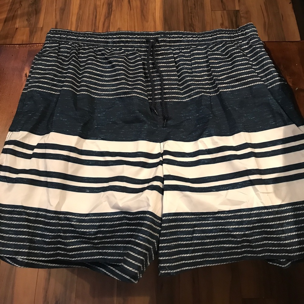 Men’s swim shorts