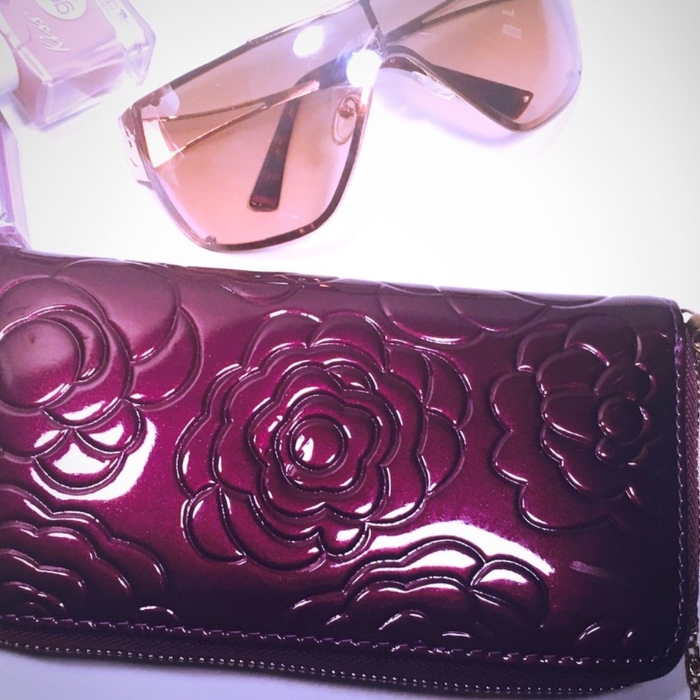 PURPLE PATENT LEATHER WRISTLET