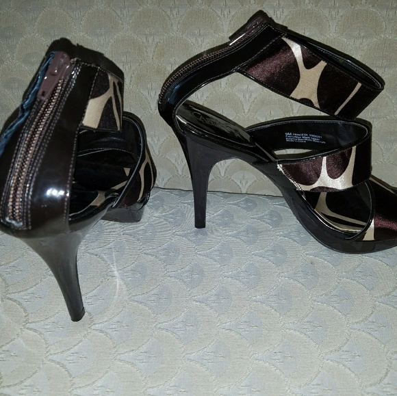 Giraffe print zip up ankle heels - Picture 3 of 4