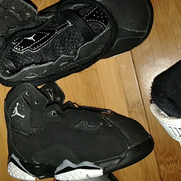 2 Jordan\'s sz 5  Nike air max  sz 5