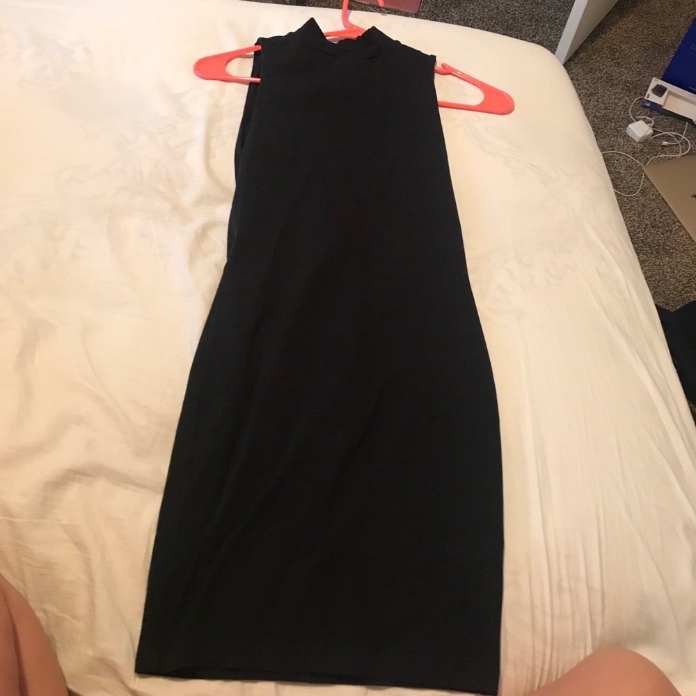 Little sleeveless black dress with back opening