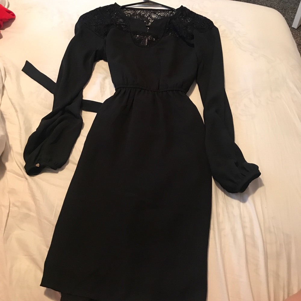 Cute long sleeve dress with tie in back