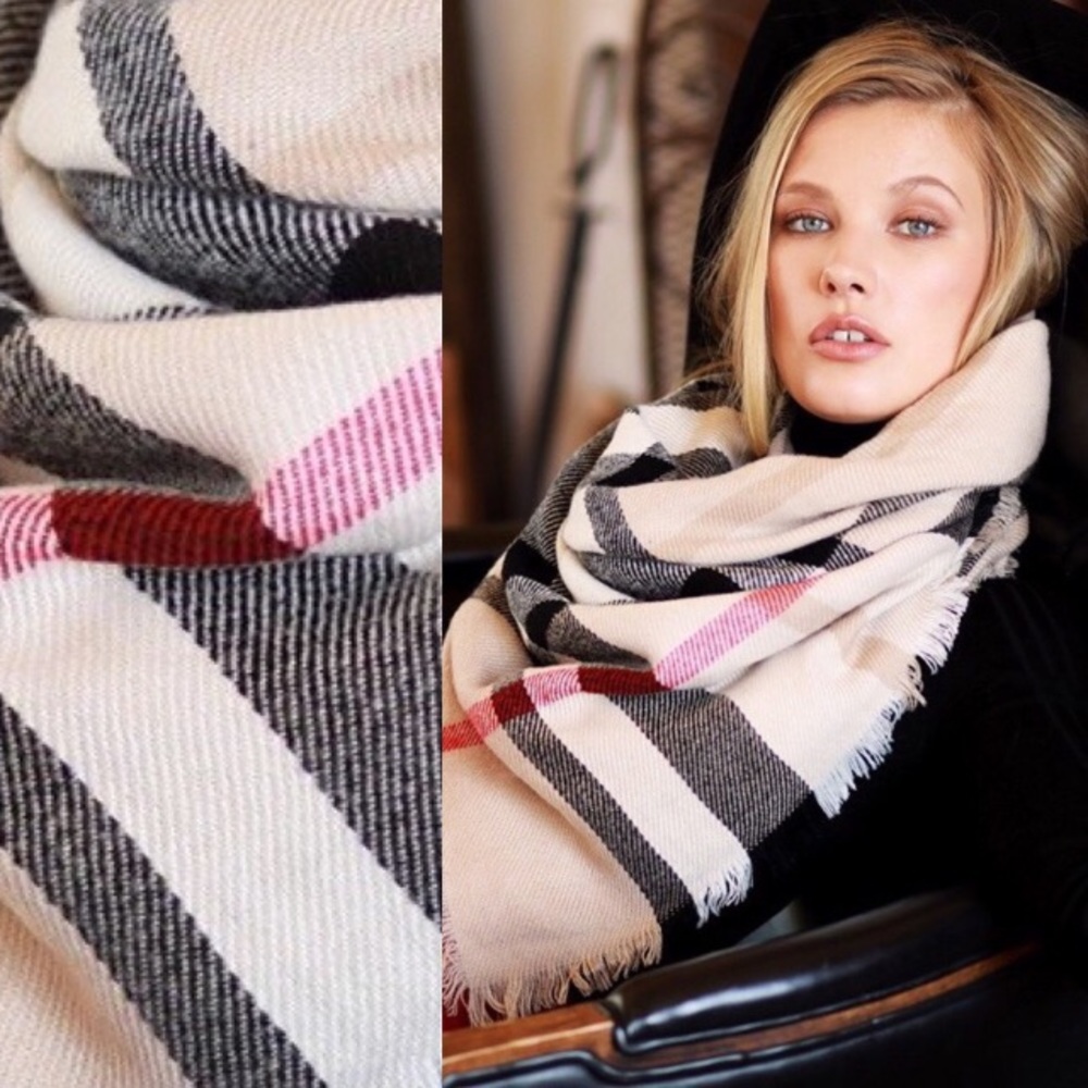 LAST ONE❗️Beautiful Classic plaid blanket scarf.