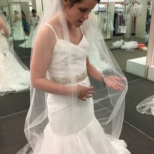 Vera Wang Wedding Dress Mermaid with Belt Size 0.