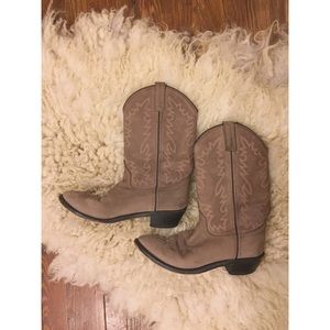Soft leather cowboy boots with beautiful detail Soft leather cowboy boots with beautiful detail