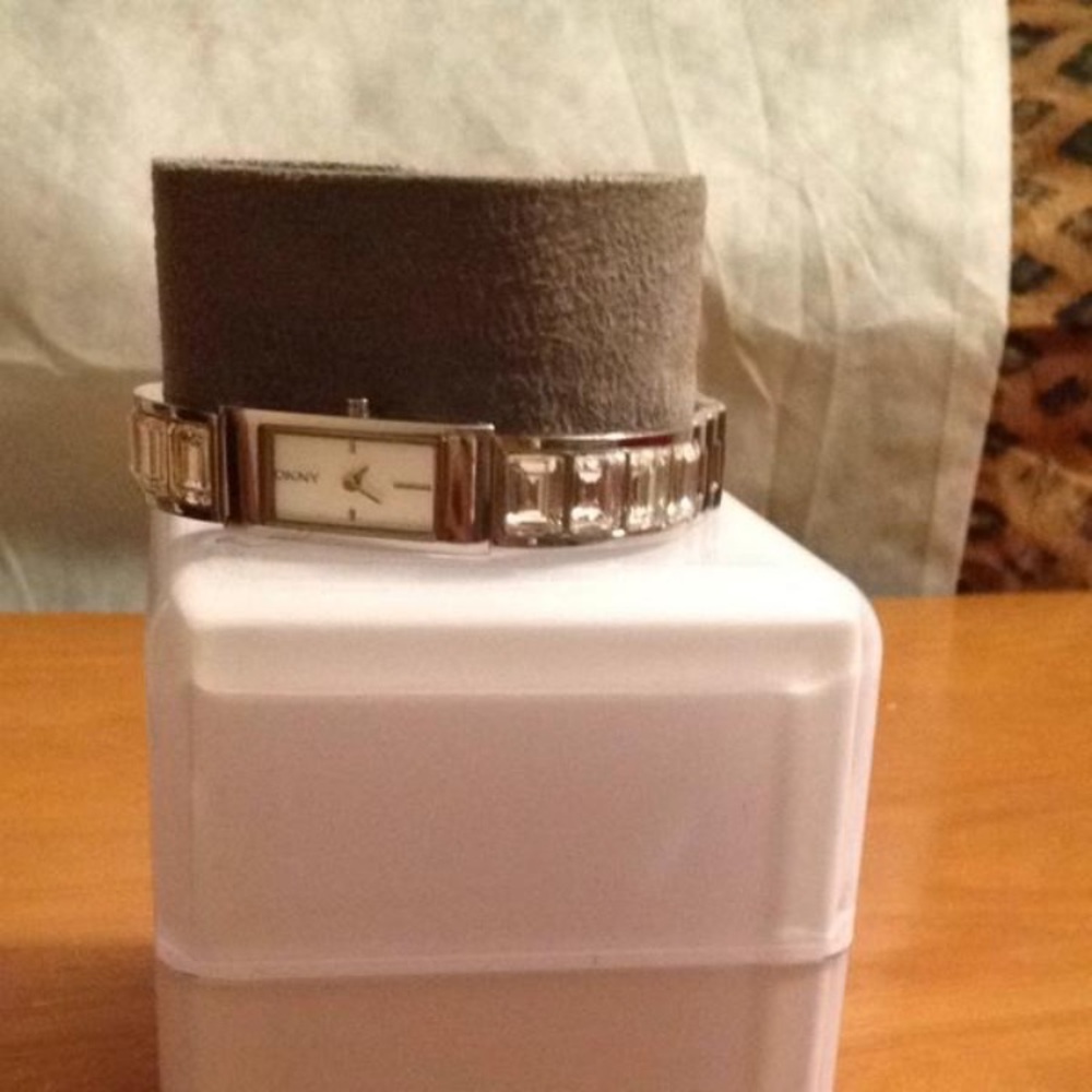 🤍SOLD🤍Crystal Silver Semi Bangle Watch🤍🤍 - Picture 8 of 8