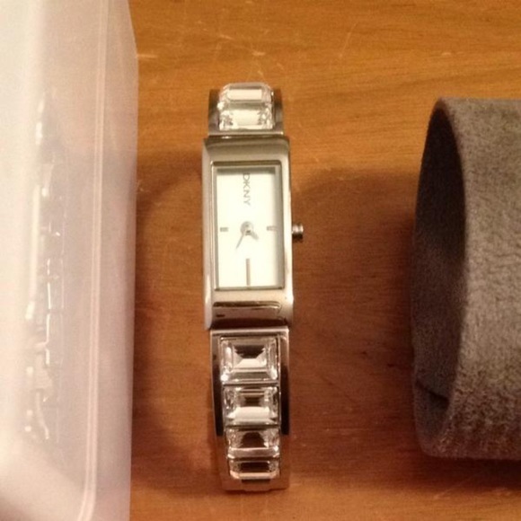 🤍SOLD🤍Crystal Silver Semi Bangle Watch🤍🤍 - Picture 6 of 8