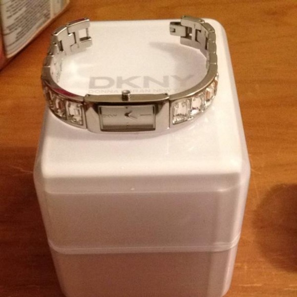 🤍SOLD🤍Crystal Silver Semi Bangle Watch🤍🤍 - Picture 7 of 8