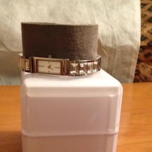 🤍SOLD🤍Crystal Silver Semi Bangle Watch🤍🤍 - Picture 8 of 8