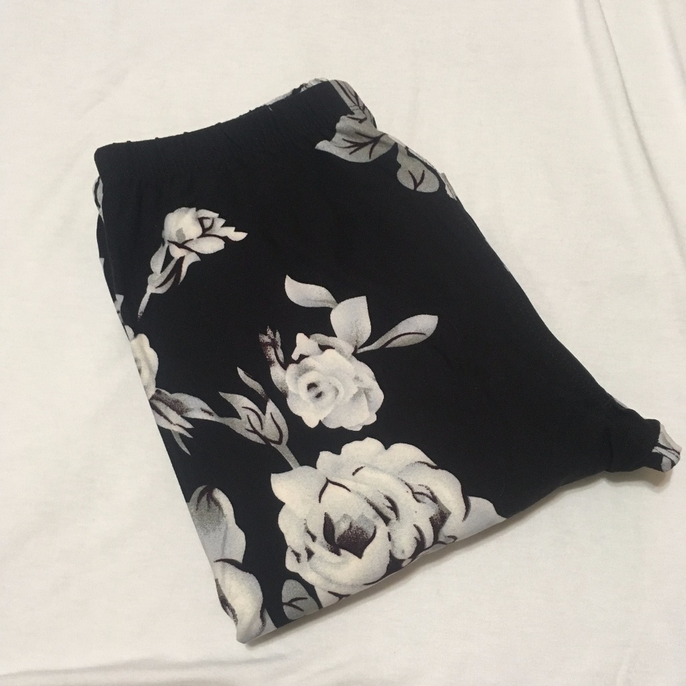 Black & Ivory Fall Floral Print Leggings