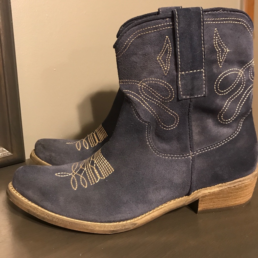 Cowboy 🤠 short boots .. Nine West