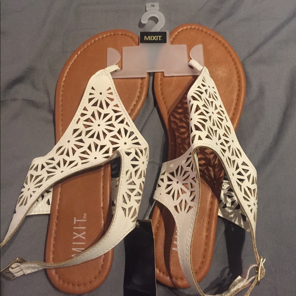 Cute white sandals !!
