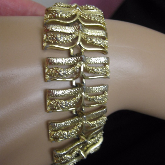 Vintage Jewelry - Textured Floral Link Gold Bracelet Vintage