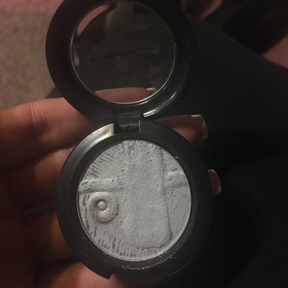 MAC Diva in Distress eyeshadow