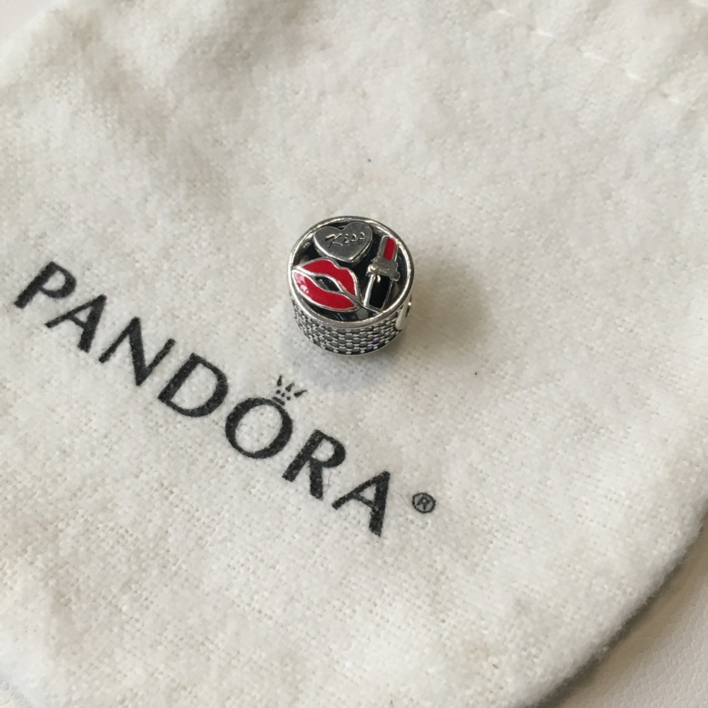 Pandora Glamour Kiss Charm