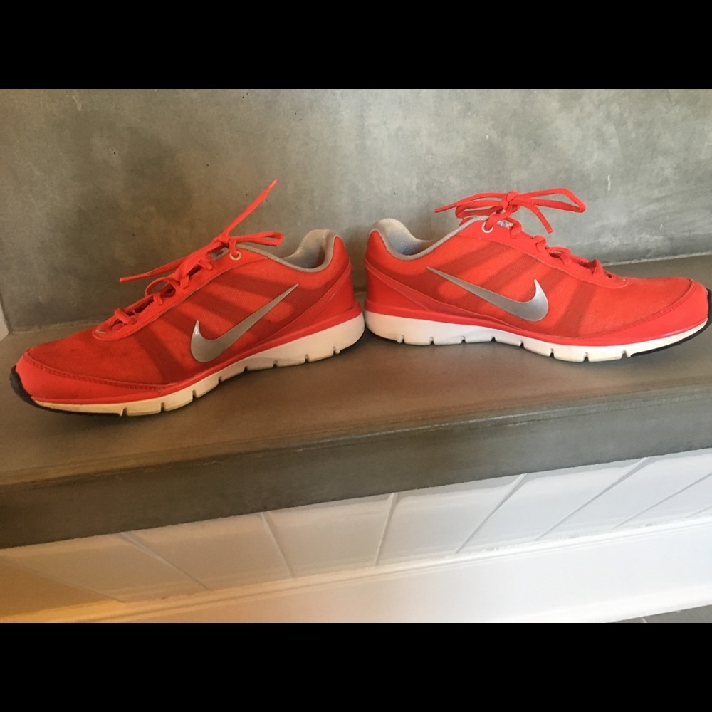 Nike size 7.5 women's red tennis shoes