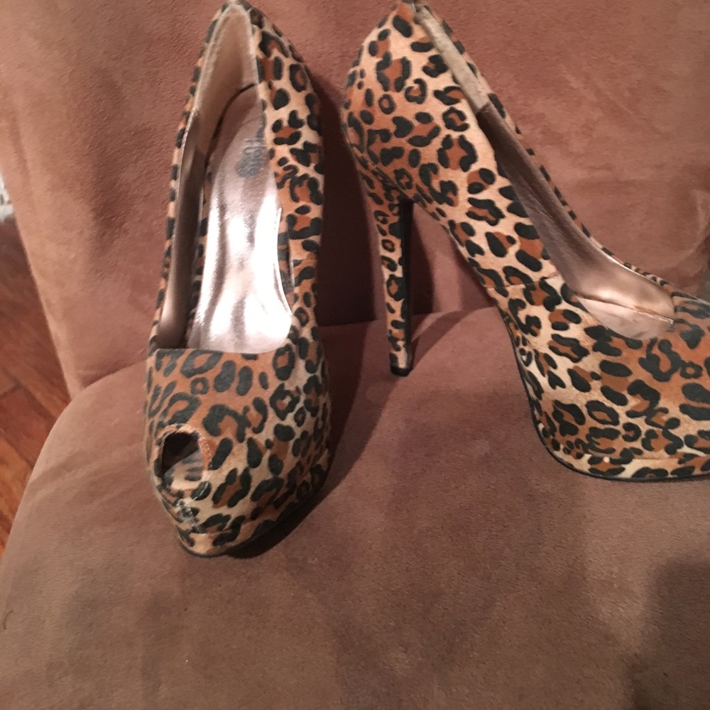 Platform shoes. - Picture 2 of 2