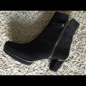 Stuart Weitzman  black suede Shortie Boots